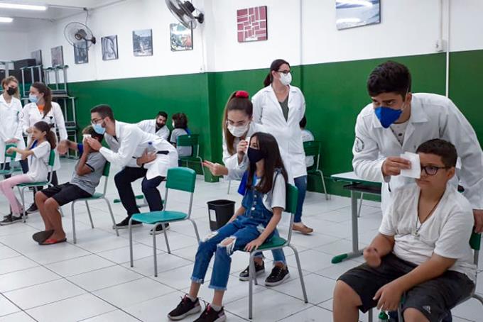 Testes de acuidade visual para alunos da Escola Estadual Professora Maria Luiza Bastos