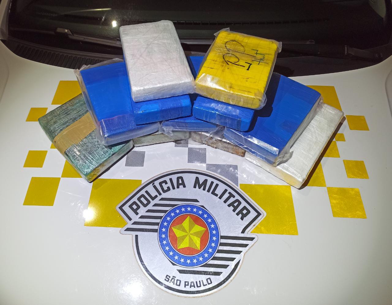 Polícia apreendeu tabletes de cocaína que eram transportados em um veículo na SP-270