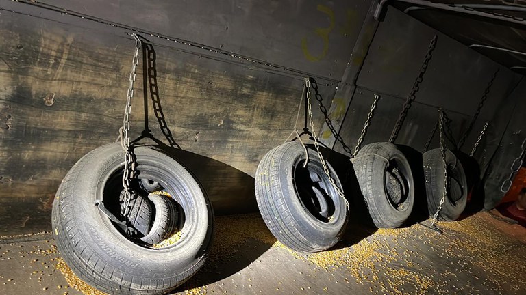 Suspeitos transportavam 28 pneus sem documentação fiscal em um caminhão