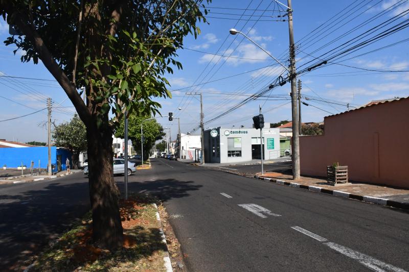 Novos semáforos estão na Avenida Juscelino Kubitschek de Oliveira, confluência com a Rua Luís Alves dos Santos, no Jardim Mediterrâneo