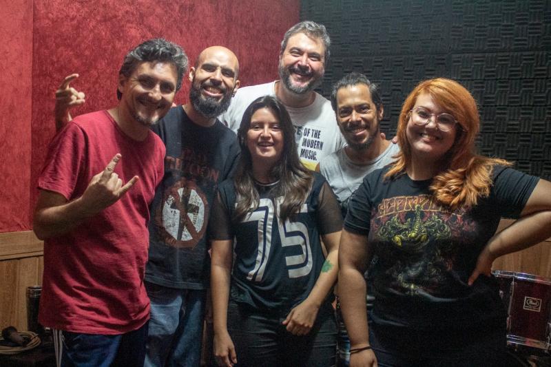 Sonoridade da banda transita entre o rock e o pop, chegando a flertar com a MPB em algumas faixas