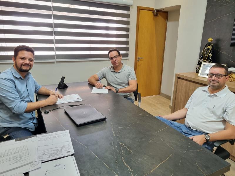 Roger Fernandes Gasques (à esq.), Emerson Oliveira (diretor comercial da Monte Azul Engenharia) e Gilson Adriano Bento Pereira (engenheiro ambiental da Prefeitura de Presidente Bernardes)