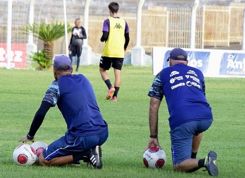 Nos treinos ao longo desta semana, Campagnollo reforçou a segurança da zaga em bolas paradas
