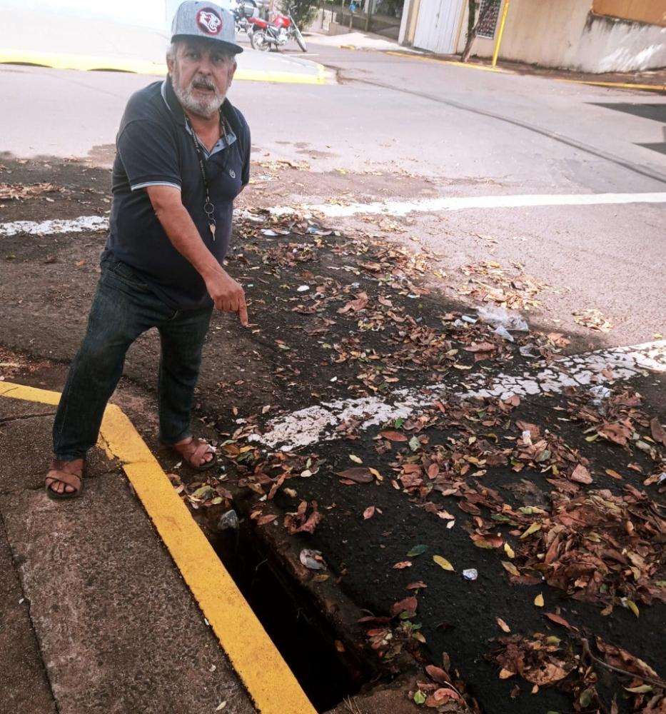 Populares temem que pessoas possam sofrer graves acidentes no local, devido à abertura sem proteção