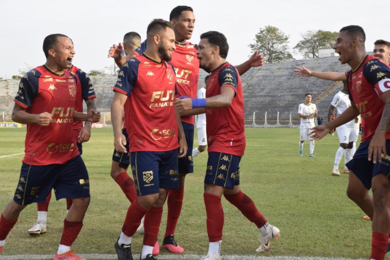 Jogadores do Grêmio comemoram segundo gol da partida de sábado, no Prudentão