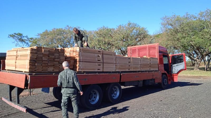 Polícia Ambiental realizou, nesta quarta-feira, apreensão de carga de batentes de madeira nativa