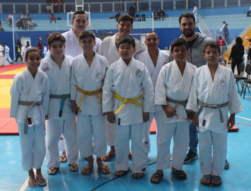 Sensei Rafael Chinelli e os atletas da Judô Fênix que participaram da competição