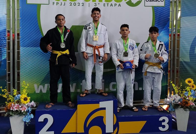 No pódio, Yuri Barros recebe mais uma medalha, desta vez de bronze