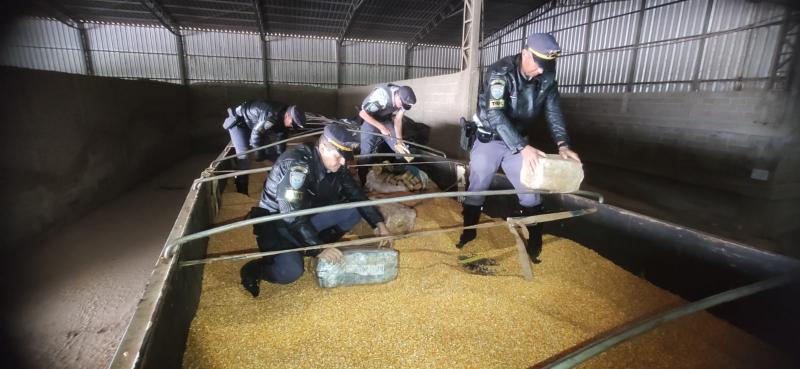 Maconha foi localizada no interior da carga de milho de uma carreta