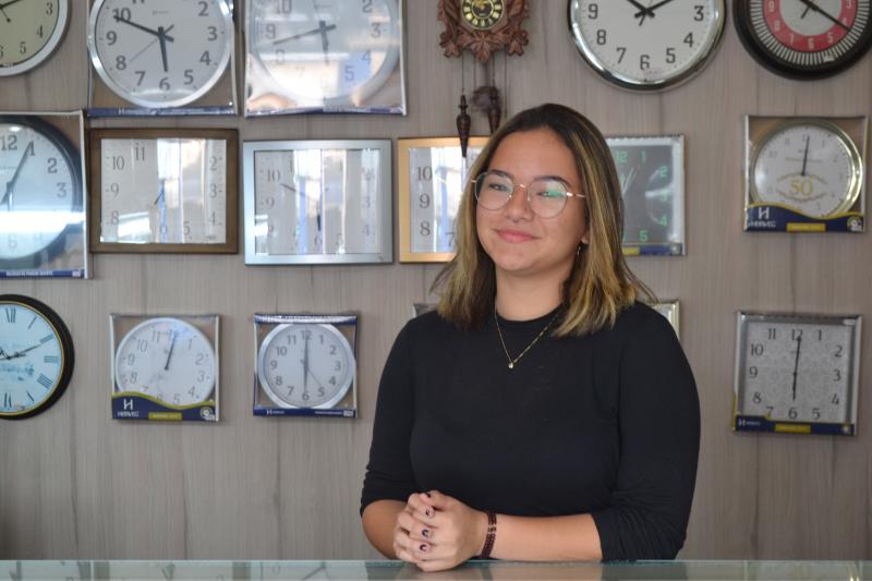 Maria Julia é estagiária na Casa da Aliança e se diz feliz com a experiência