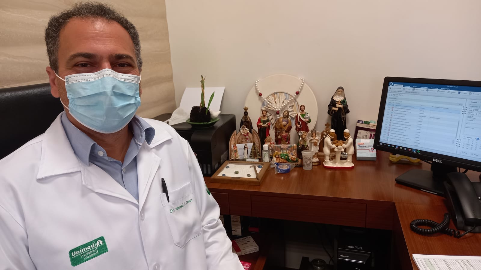 Pequeno altar na mesa do médico Marcelo Jonbatiste Lemos