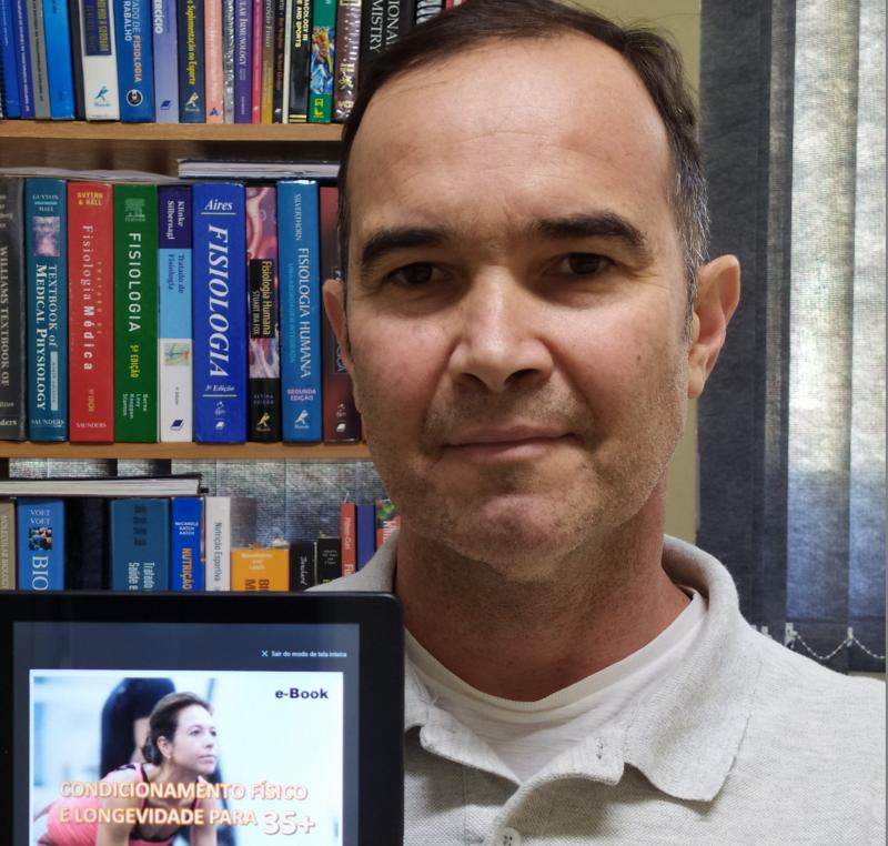 E-book do professor Jair tem 90 páginas com textos, figuras e fotos