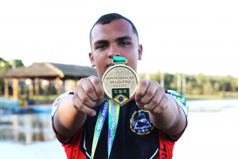 Yan com a medalha de campeão às margens do Balneário Municipal de Sandovalina