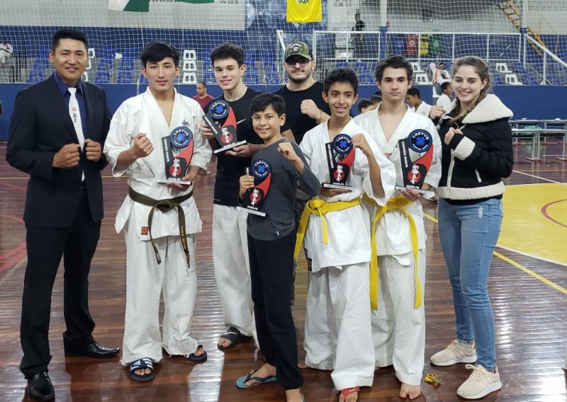 Sensei Isaami comemora com seus caratecas as conquistas dos troféus no PR