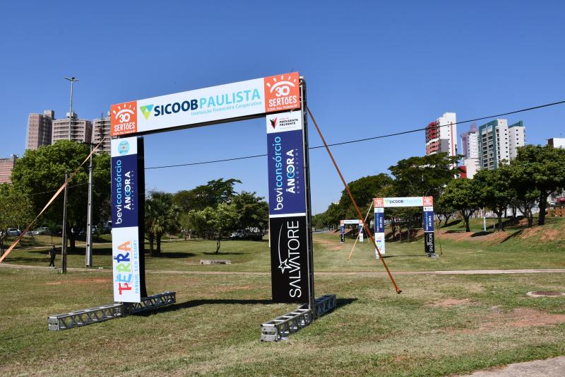 Veículos adentrarão o Parque do Povo, local que receberá o pórtico de chegada, a estrutura de palco e os food trucks