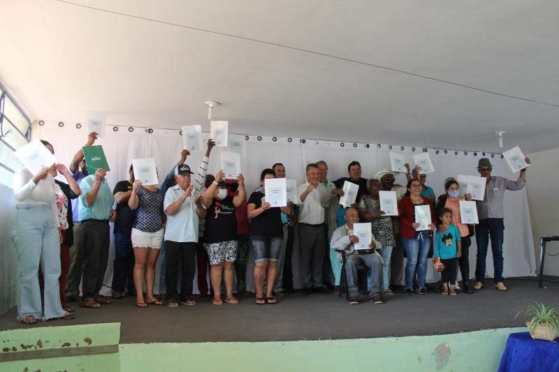 Em Presidente Bernardes, 26 famílias que moram no distrito de Araxans receberam sua escritura