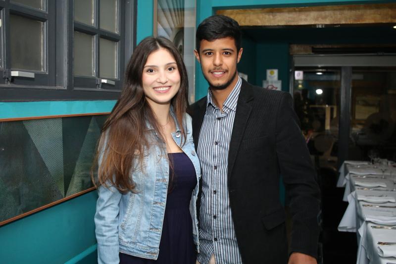 Beatriz Mura (universitária) e Guilherme Pinha administrador