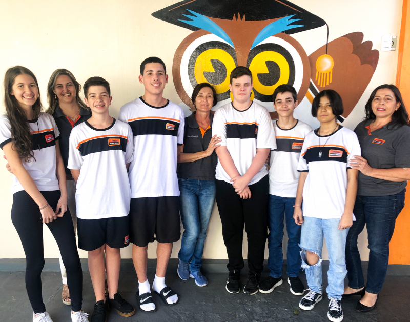 A coordenadora Lais, a professora orientadora Cinara e a diretora Eliana com os alunos que representarão o Colégio Braga Mello na Unicamp: Jaqueline, Murilo, Luis Felipe, Rafael, Demétrio e Giovanna.