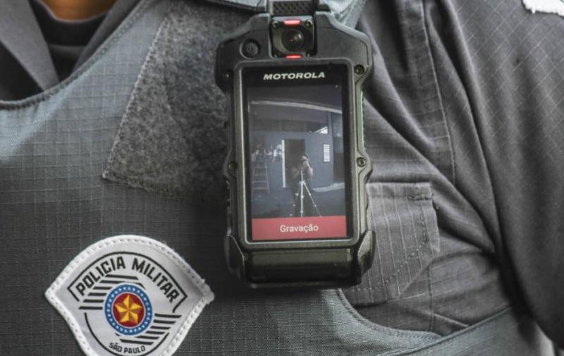 Câmera permanece fixada na lapela do uniforme policial e transmite todas as ações do agente