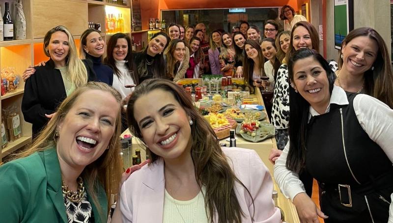 A empresária Simone Alessi e a psicóloga Erika Oliveira, com o grupo que participou do bate-papo sobre autoestima, na “Terça com Mulheres”, no Astrud