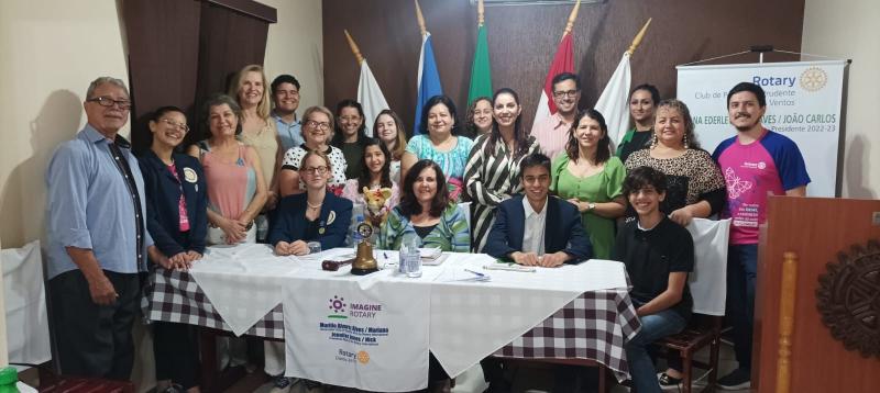 Integrantes do Rotary Club Rosa dos Ventos com o intercambiário holandês, Aeden Strater