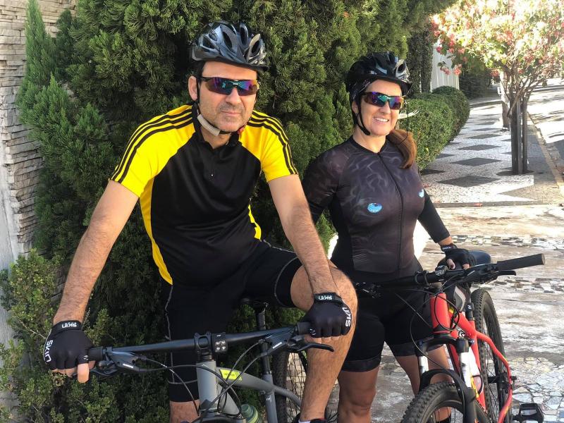 Ana Thaís e o esposo Claudio Stoco estão acostumados a pealar pela cidade e região 