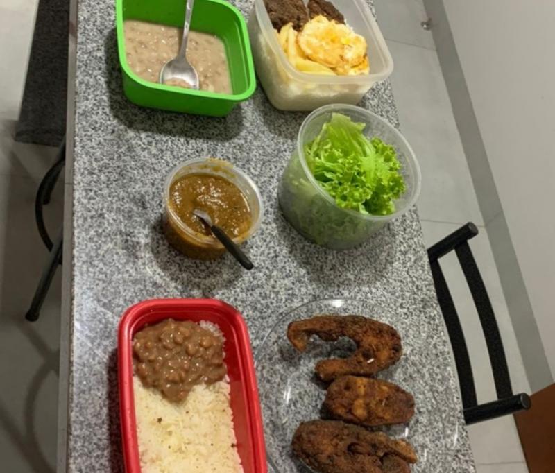 Marmitas apetitosas: arroz, feijão, ovos, peixe, carne de panela, um pirãozinho e salada 