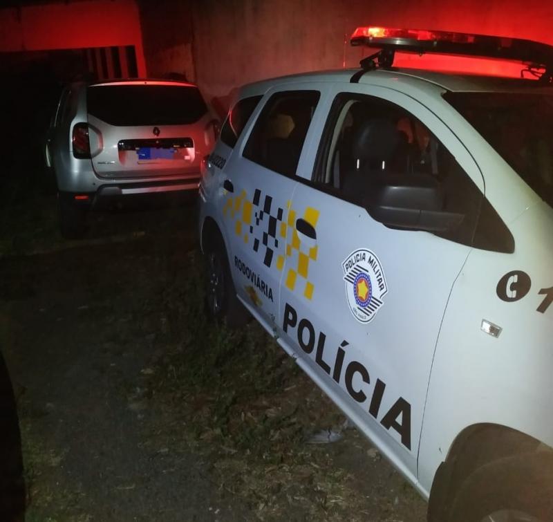 Ao ser consultado número do chassi do carro, verificou-se outro veículo com placas do Rio Janeiro (RJ), produto de furto ou de roubo