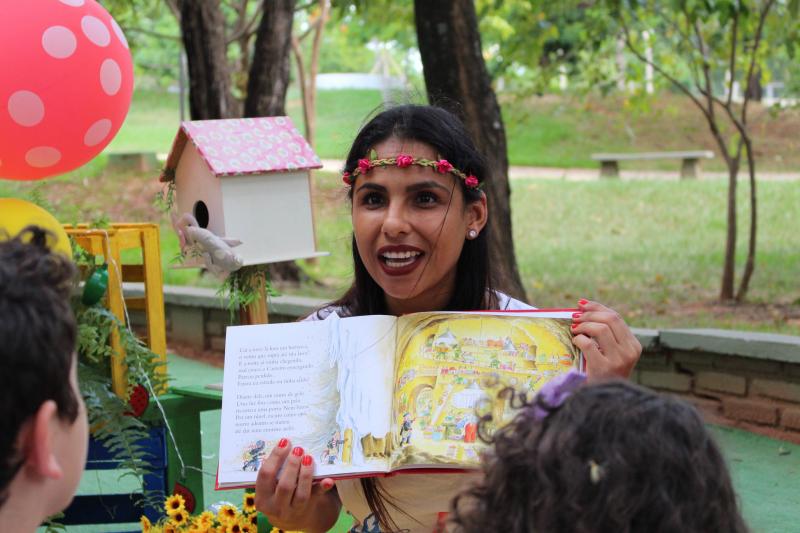 Ana Paula faz aquela viagem pelo mundo da contação de histórias com a criançada