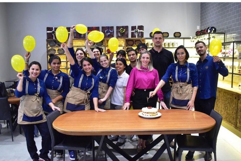 Uliana e Alexandre Darienço, comemorararam ontem com a equipe, o primeiro ano da confeitaria Hachimitsu em Presidente Prudente