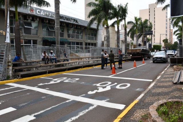 Para a montagem da estrutura, uma das faixas da avenida foi interditada, na altura da Câmara