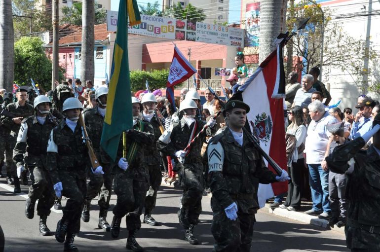 Corporações militares, como exército, marinha e aeronáutica chamam atenção no desfile