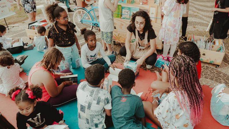 Pessoas de todas as idades se deliciaram com as mais de 300 histórias que a biblioteca ambulante carrega