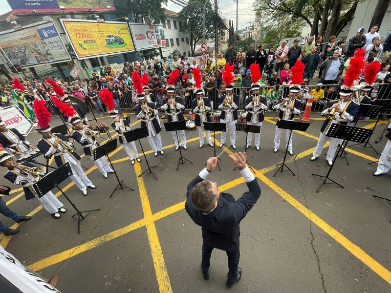 Dezenas de grupos e entidades participaram do desfile comemorativo