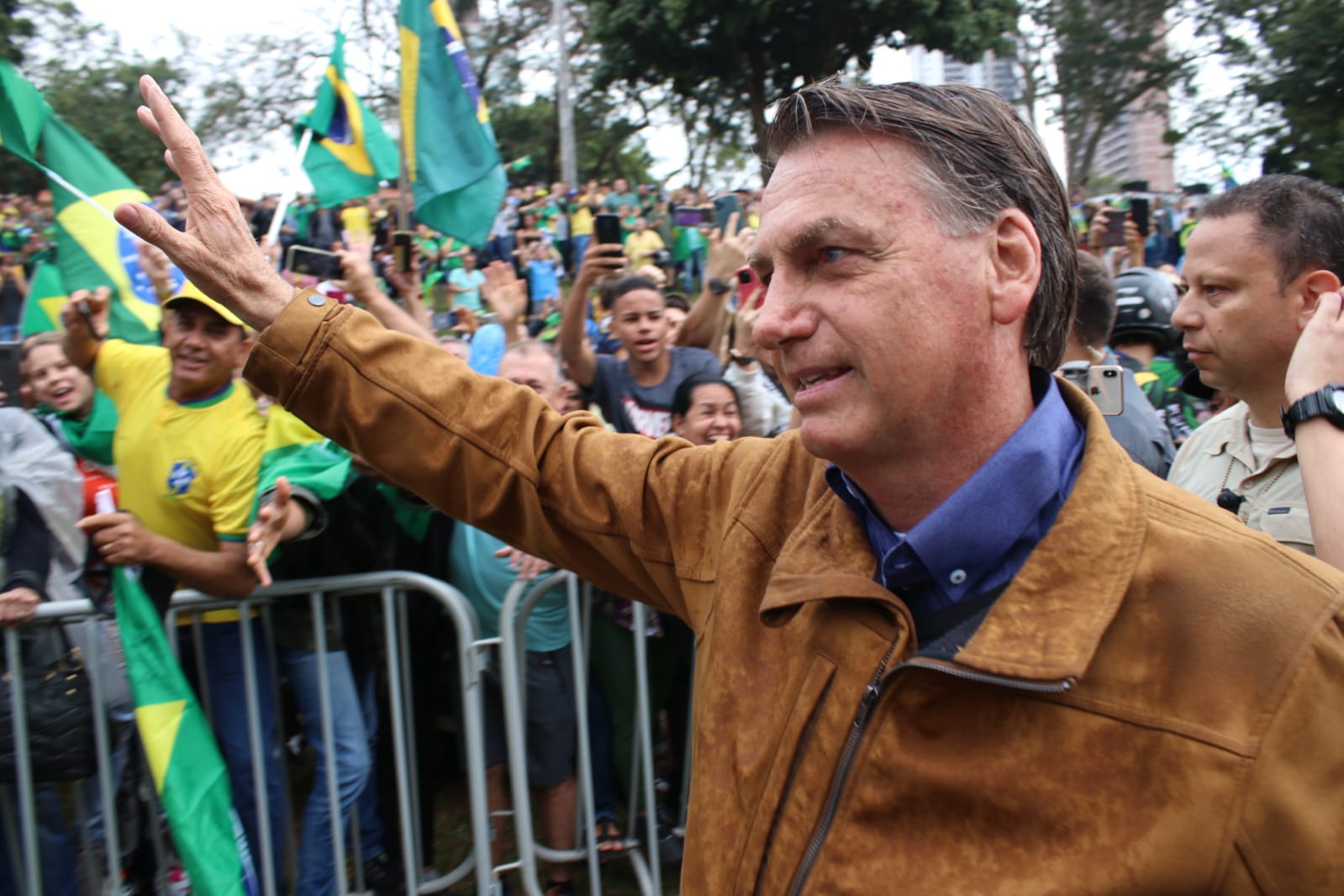 Bolsonaro cumprimentou apoiadores em sua passagem por Prudente