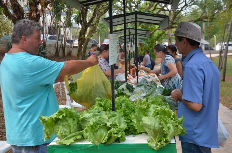 Feira tem oferta de produtos variados oriundos da agricultura familiar da região