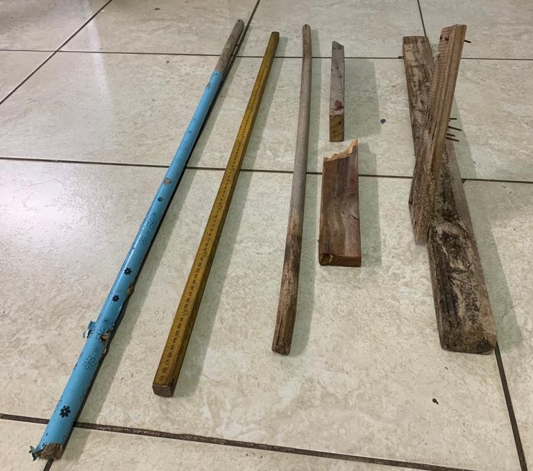Materiais supostamente usados pelos agressores da suspeita de cometer homicídio na noite deste domingo no João Domingos Netto