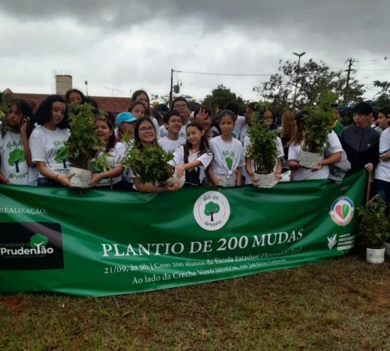 Ao todo, 200 alunos se mobilizaram no plantio das árvores na manhã nublada deste 21 de setembro