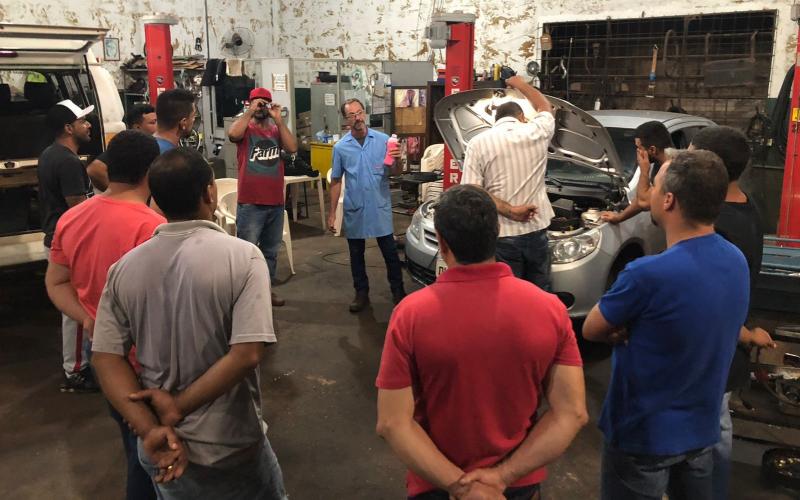 Turma do curso de Mecânico Especialista em Injeção Eletrônica