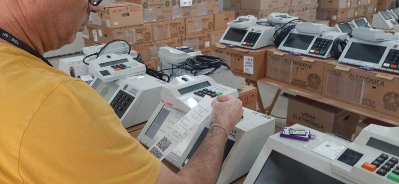 Urnas eletrônicas são preparadas para o pleito, no dia 2 de outubro