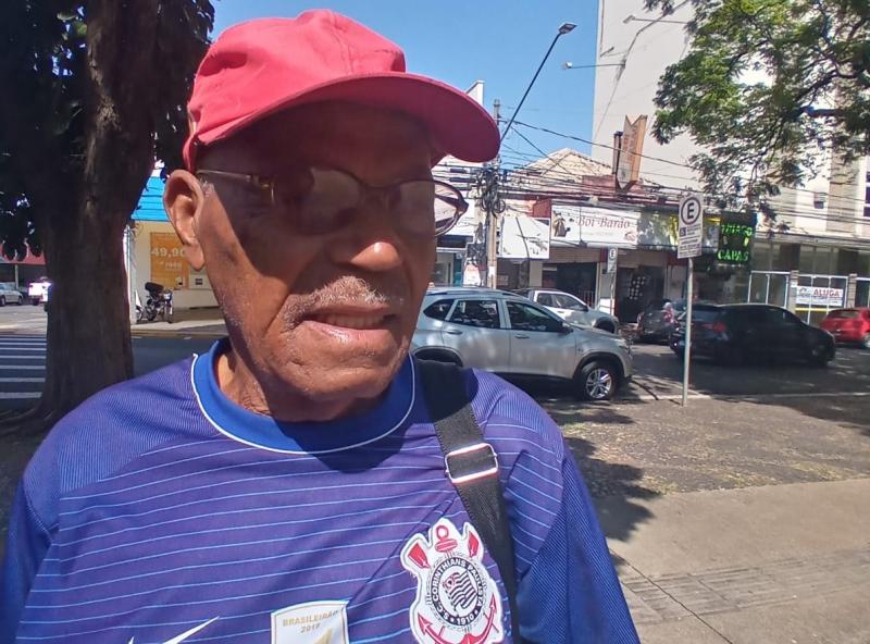 Aposentado Francisco Alves de Novaes, 82, tem preferência por camisas do Corinthians