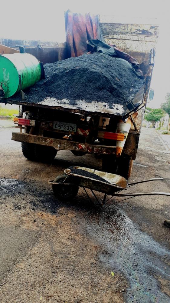 Operação tapa-buraco na manhã de ontem e hoje, no São Sebastião