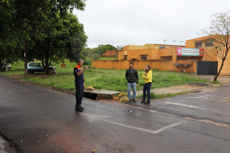 Representantes da Prefeitura e Defesa Civil em vistoria no Conjunto Habitacional Dalva Cristovam de Almeida