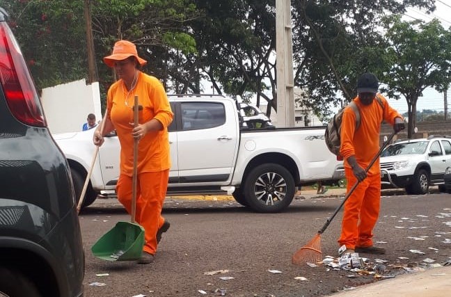 Enquanto eleitores aguardavam na fila, Ana e Luiz Antonio mantinham o local limpo