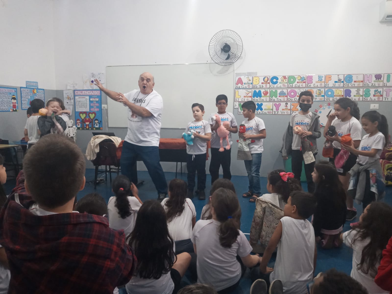 Vicentini entreteve alunos com perguntas e conduziu a encenação de uma pequena história com fantoches