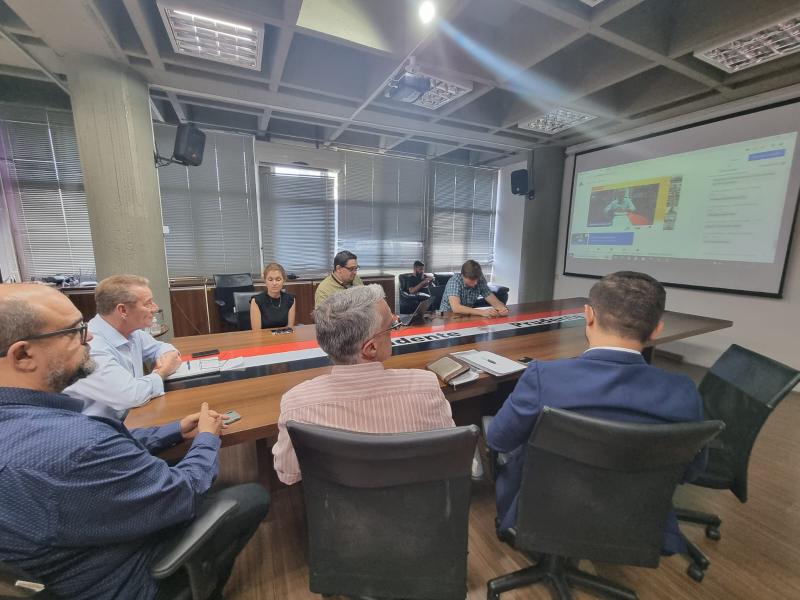 Participantes da videoconferência estavam reunidos no gabinete