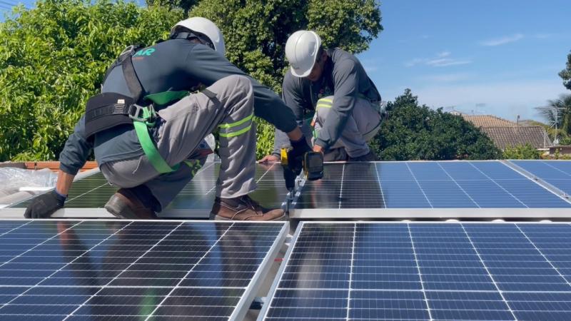 Quem instalar painéis solares em casa a partir do dia 7 de janeiro de 2023 em sistemas conectados à rede elétrica (chamados de on grid) passarão a arcar com os custos de distribuição, uma cobrança que hoje ainda não é feita