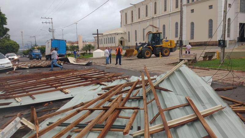 Forte vendaval que atingiu Lucélia na tarde de quinta-feira destelhou prédios públicos e residências 
