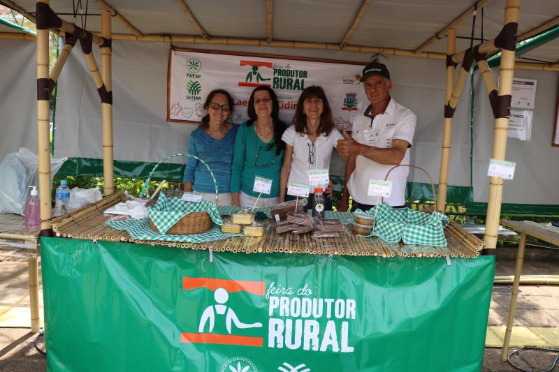 Vinte produtores rurais estão mostrando e vendendo seus produtos para o consumidor em Pirapozinho