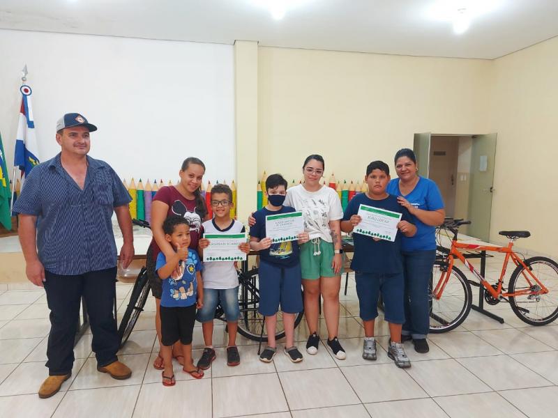 Vencedores do concurso “Dia da Árvore”, realizado pela Secretaria de Agricultura e Meio Ambiente de Quatá